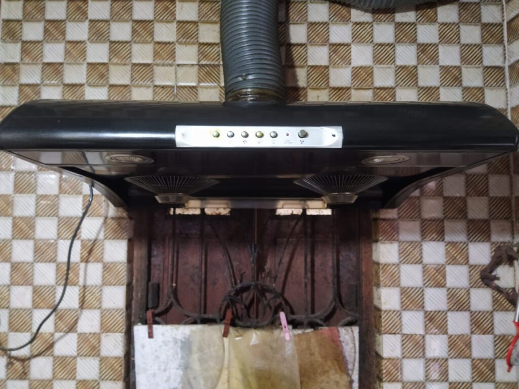 Kutchina chimney installed with flexible ducting in a Kolkata home kitchen